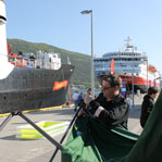 130723 Tromsø - reparatør Hansen reparerer teltet