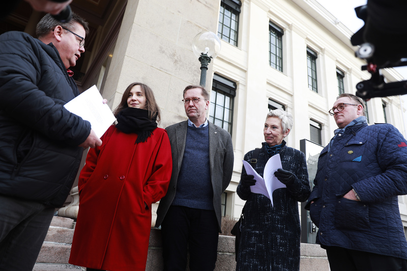 Foto av Johnny Hansen, jusprofessorene Hanna Furuseth og Finn Arnesen, Peggy Hessen Følsvik og Hans Sande