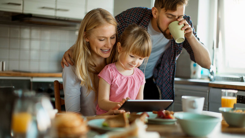 Familie som stråler trygghet