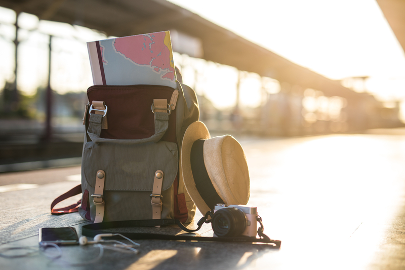 Bilde av en reisepakket ryggsekk på en perrong med sol inn fra bakgrunnen