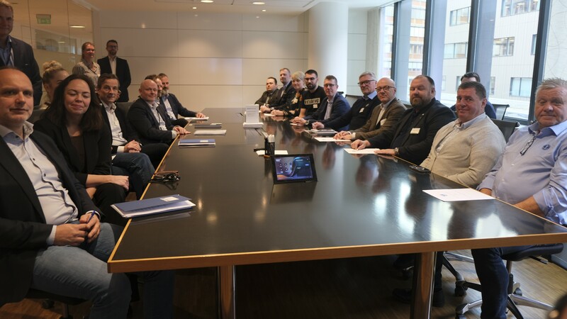 Forhandlingsutvalgene til NHO Sjøfart og Norsk Sjømannsforbund på hver sin side av bordet