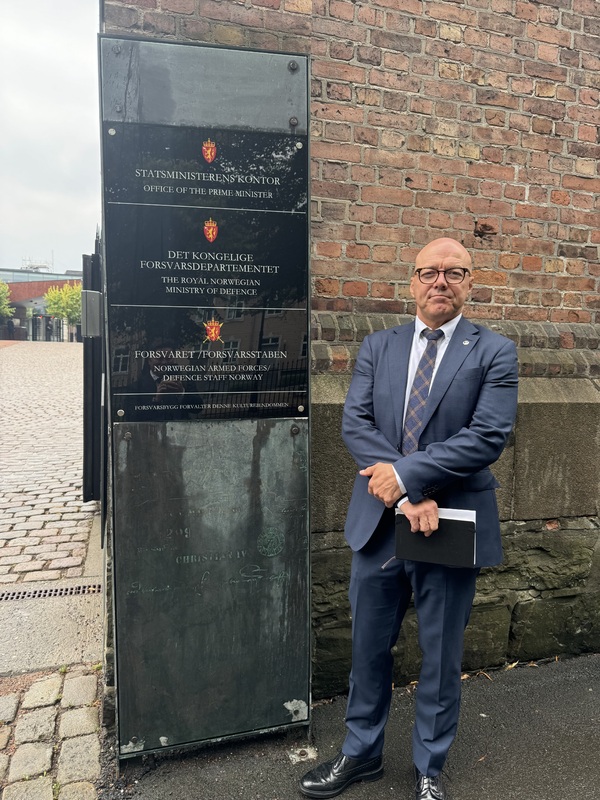 Forbundsleder Kurt Inge Angell utenfor Statsministerens kontor (SMK)