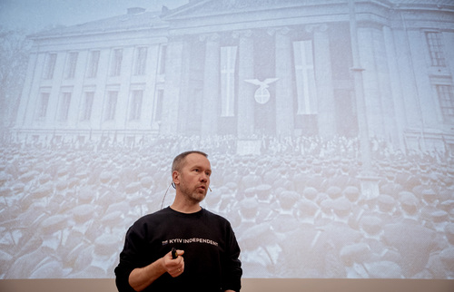 Jonas Bals foran presentasjonen