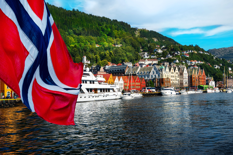 Norsk flagg foran Bryggen, Bergen