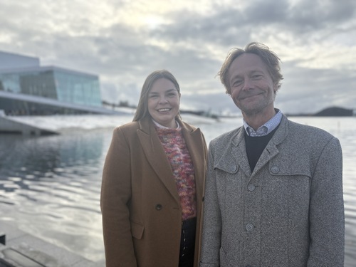 Påtroppende sekretariatsleder i Biomarint Forum Hanna Bakke-Jensen og avtroppende sekretariatsleder Jørn Prangerød med sjøen og Operaen i bakgrunnen