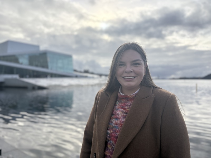 Ny sekretariatsleder i Biomarint Forum Hanna Bakke-Jensen med sjøen og Operaen i bakgrunnen