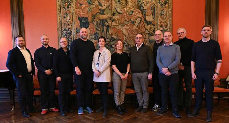 Oppstilt på rad forhandlingsutvalgene for de tre arbeidstakerorganisasjonene i oppgjøret med Rederiforbundet om Nordisk NIS i 2026