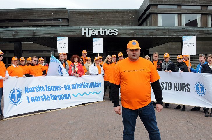 Medlemmer i Color Line demonstrerer før formannskapsmøtet 8. mai 2012 i Sandefjord kommune før behandlingen av søknad fra Fjord Line om å bruke havna. Foran: TVU-leder Ronny Øksnes. (Foto: Roy Ervin Solstad, Maritim Logg)